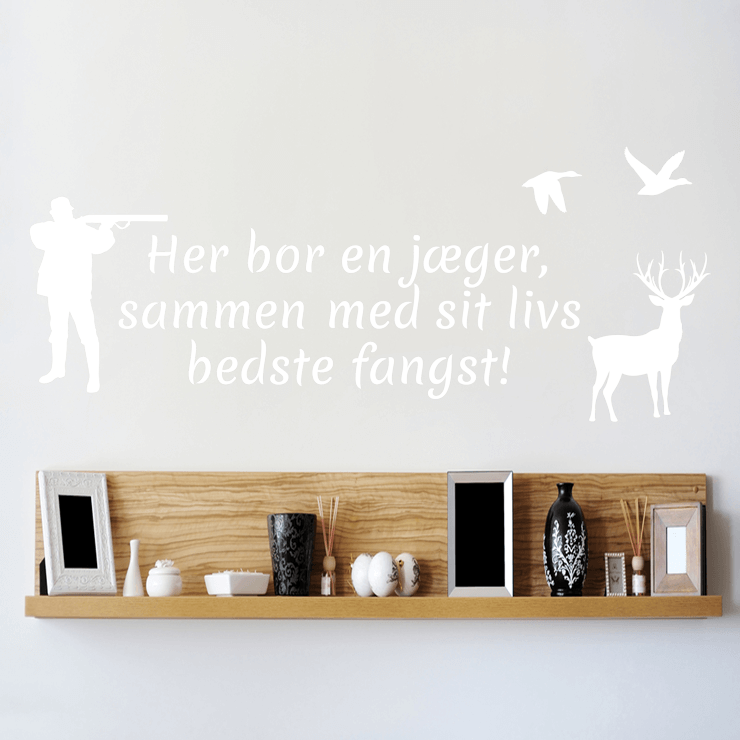 Her bor en jæger wallsticker