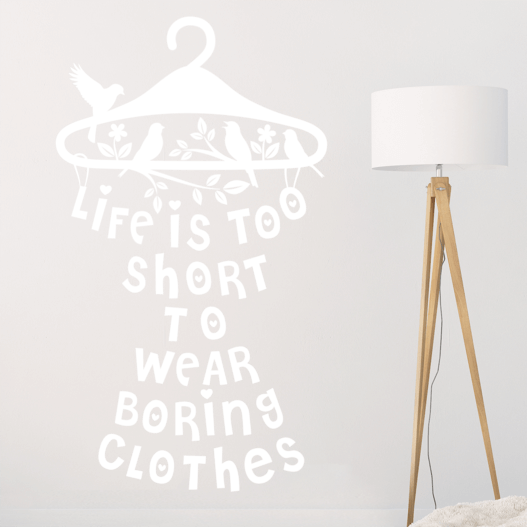 Wallsticker med teksten "Life is too short to wear boring clothes". Flot wallstickers til soveværelset.