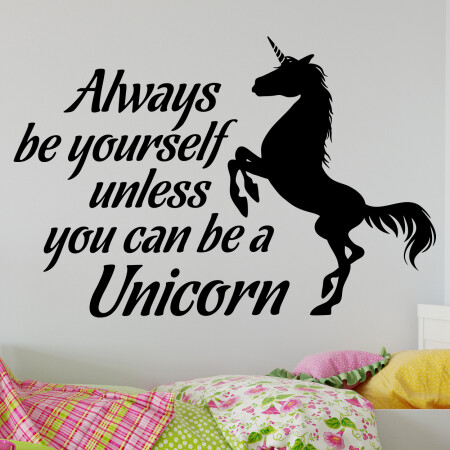 Wallsticker med teksten "Always be yourself, unless you can be a unicorn". Flot wallstickers med en enhjørning tilpigeværelset.