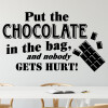 Wallsticker med teksten "Put the chocolate in the bag, and nobody gets hurt!". Flot wallstickers til bl.a. køkkenet.