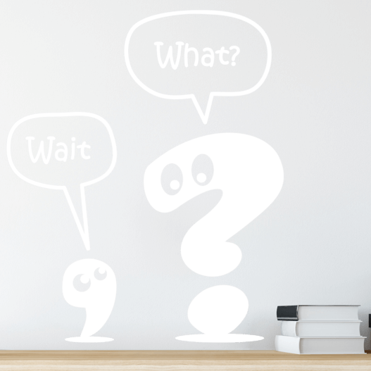 Wallsticker med et komma og et spørgsmålstegn, der siger wait, what? Flot wallstickers til bl.a. kontoret