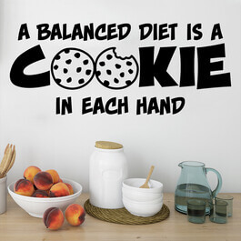 En sjov wallsticker med teksten "A balanced diet is a cookie in each hand". Fin wallstickers til bl.a. køkkenet.