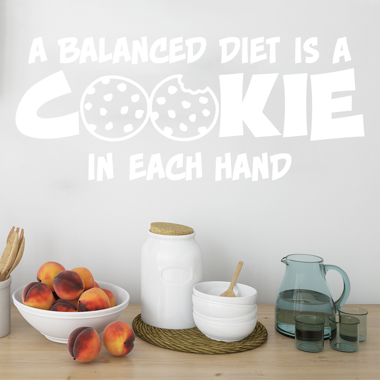 En sjov wallsticker med teksten "A balanced diet is a cookie in each hand". Fin wallstickers til bl.a. køkkenet.