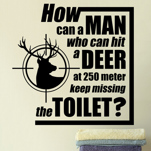 En sjov wallsticker med teksten "How can a man who can hit a deer at 250 meter keep missing the toilet?".
