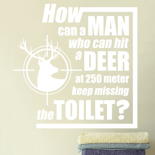 En sjov wallsticker med teksten "How can a man who can hit a deer at 250 meter keep missing the toilet?".