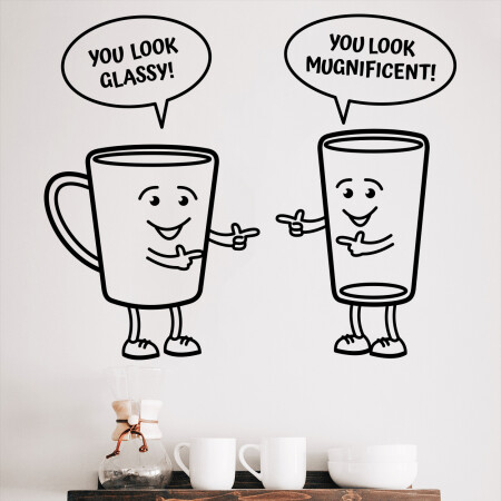 En sjov wallsticker hvor et krus siger "You look glassy!" til glasset, som svarer "You look mugnificent".