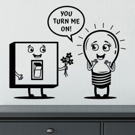 En sød wallsticker hvor en pære siger "You turn me on!" til kontakten.