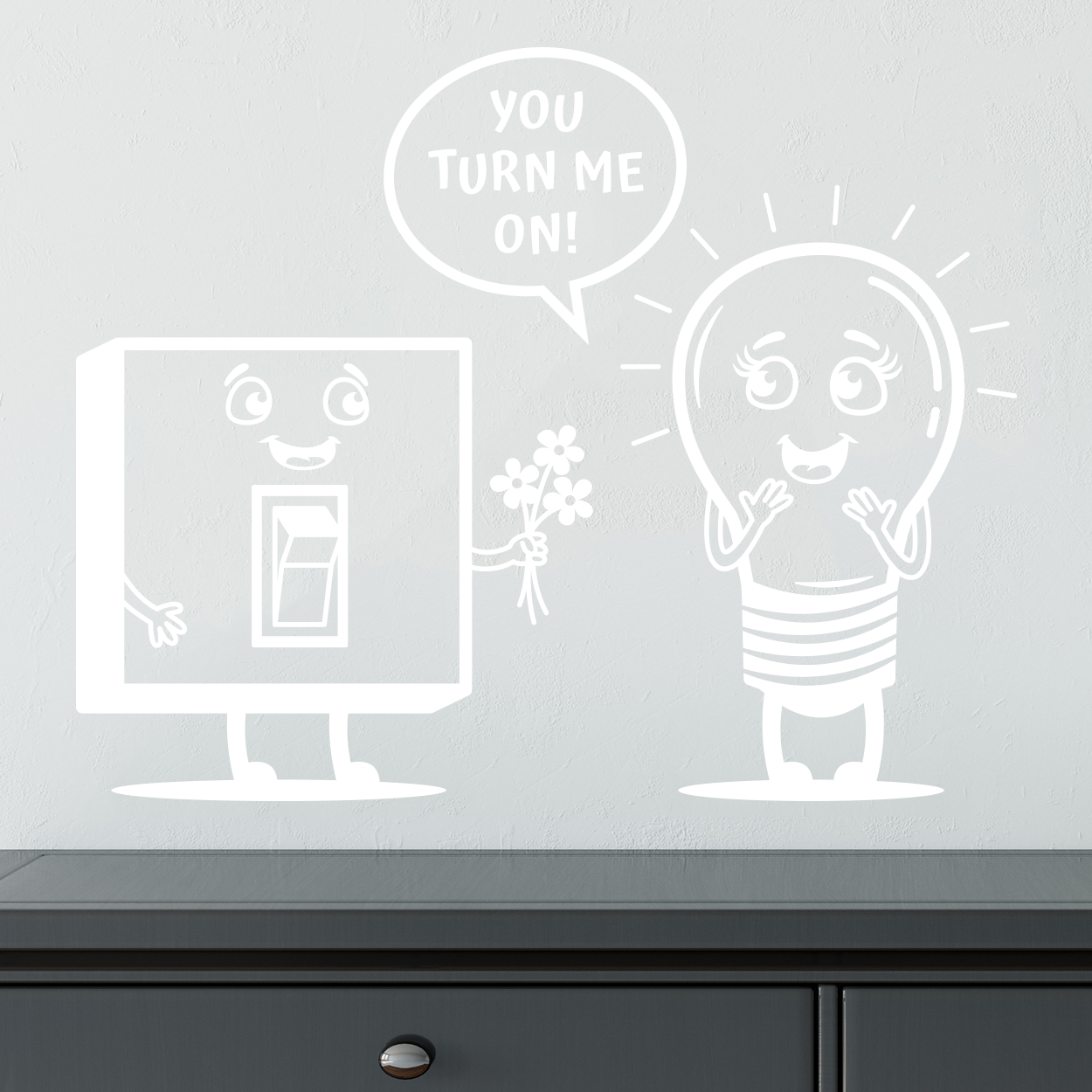 En sød wallsticker hvor en pære siger "You turn me on!" til kontakten.