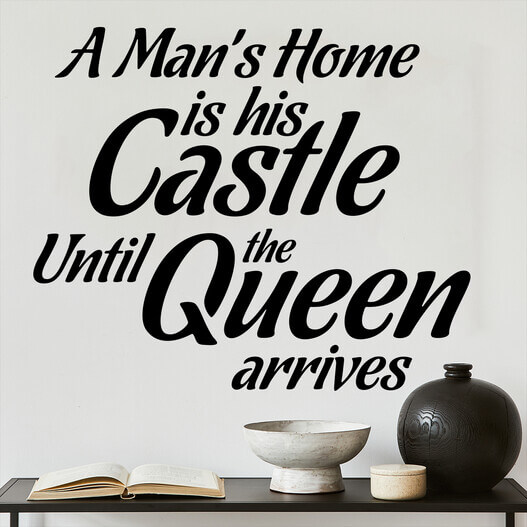 Wallsticker med teksten "A man's home is his castle until the queen arrives"