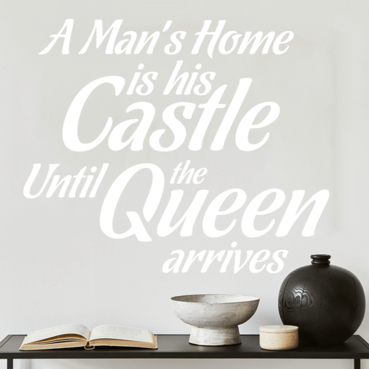 Wallsticker med teksten "A man's home is his castle until the queen arrives"