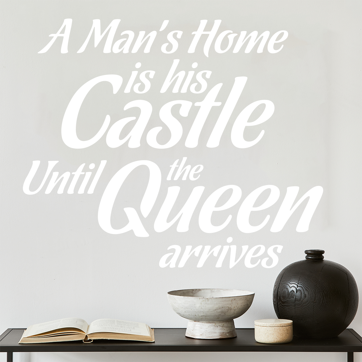Wallsticker med teksten "A man's home is his castle until the queen arrives"