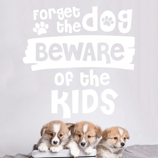 Wallsticker med teksten "Forget the dog beware of the kids"