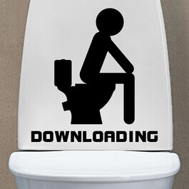 En sjov wallsticker med teksten "Download", hvor en mand sidder på toilettet