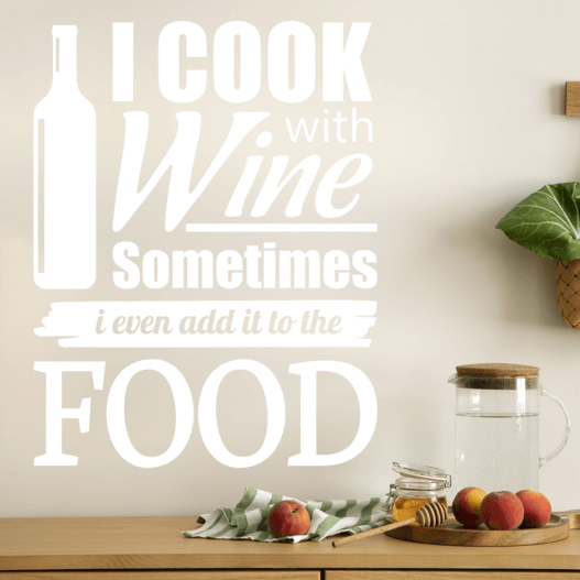 Wallsticker til køkkenet med teksten "I cook with wine, sometimes i even add it to the food"