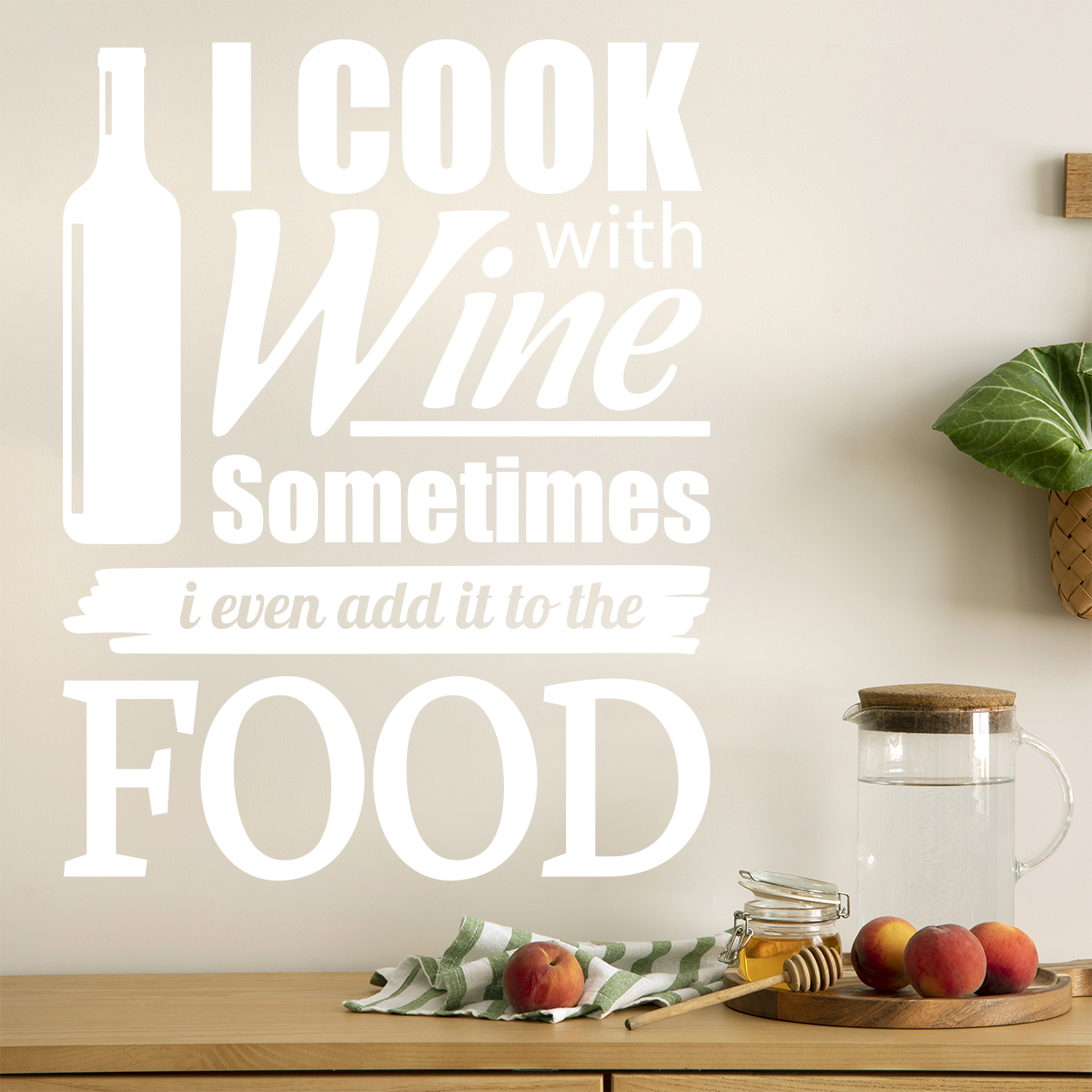 Wallsticker til køkkenet med teksten "I cook with wine, sometimes i even add it to the food"