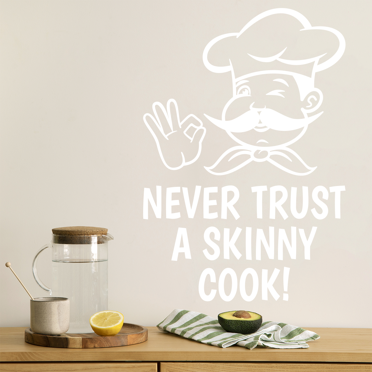 Wallsticker til køkkenet med teksten "Never trust a skinny cook"