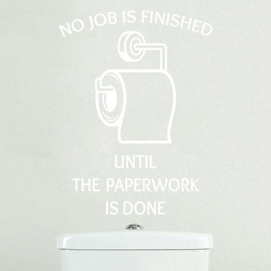 Wallsticker ud til toilettet med teksten "No job is finished until the paperwork is done"