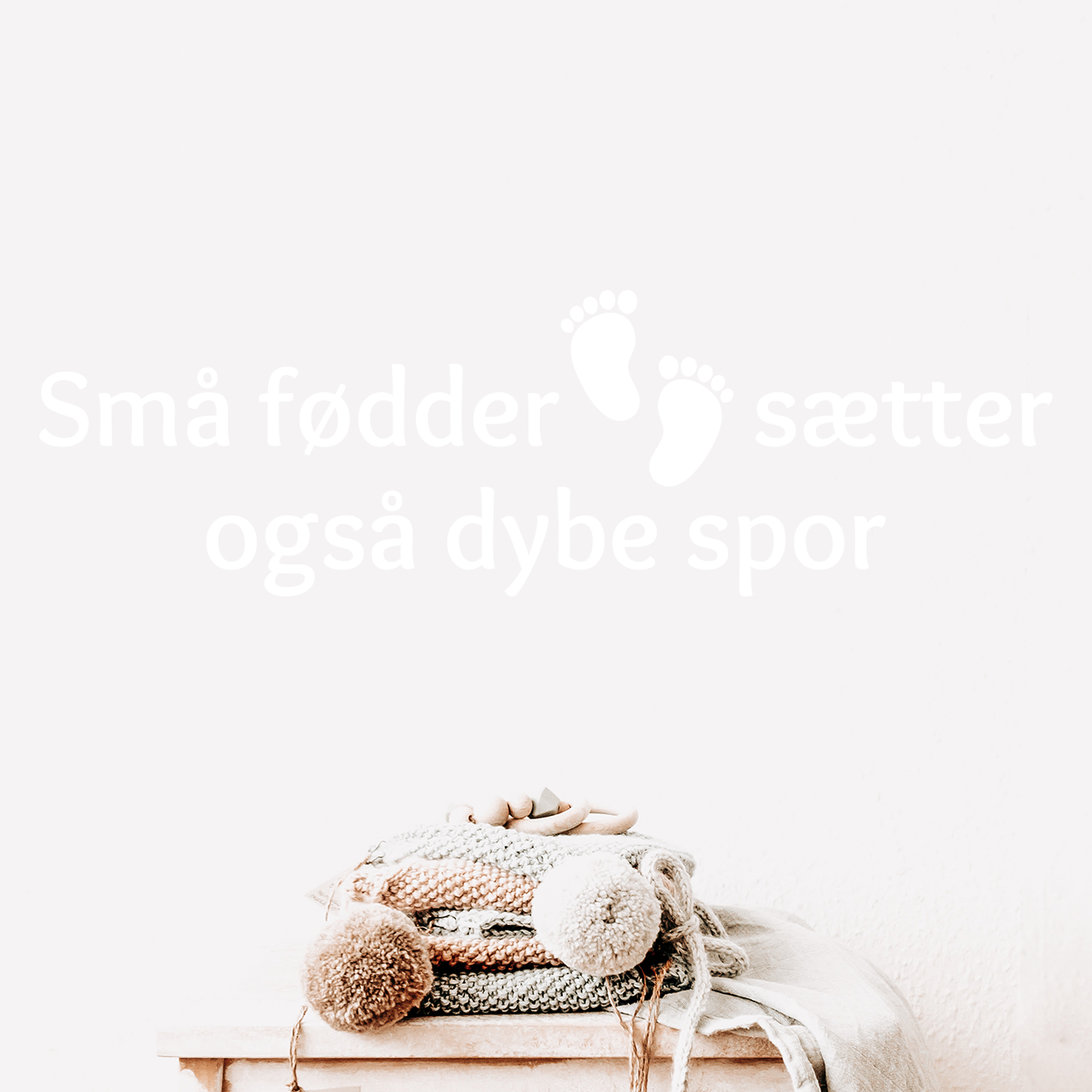 Wallsticker med teksten "Små fødder sætter også dybe spor"