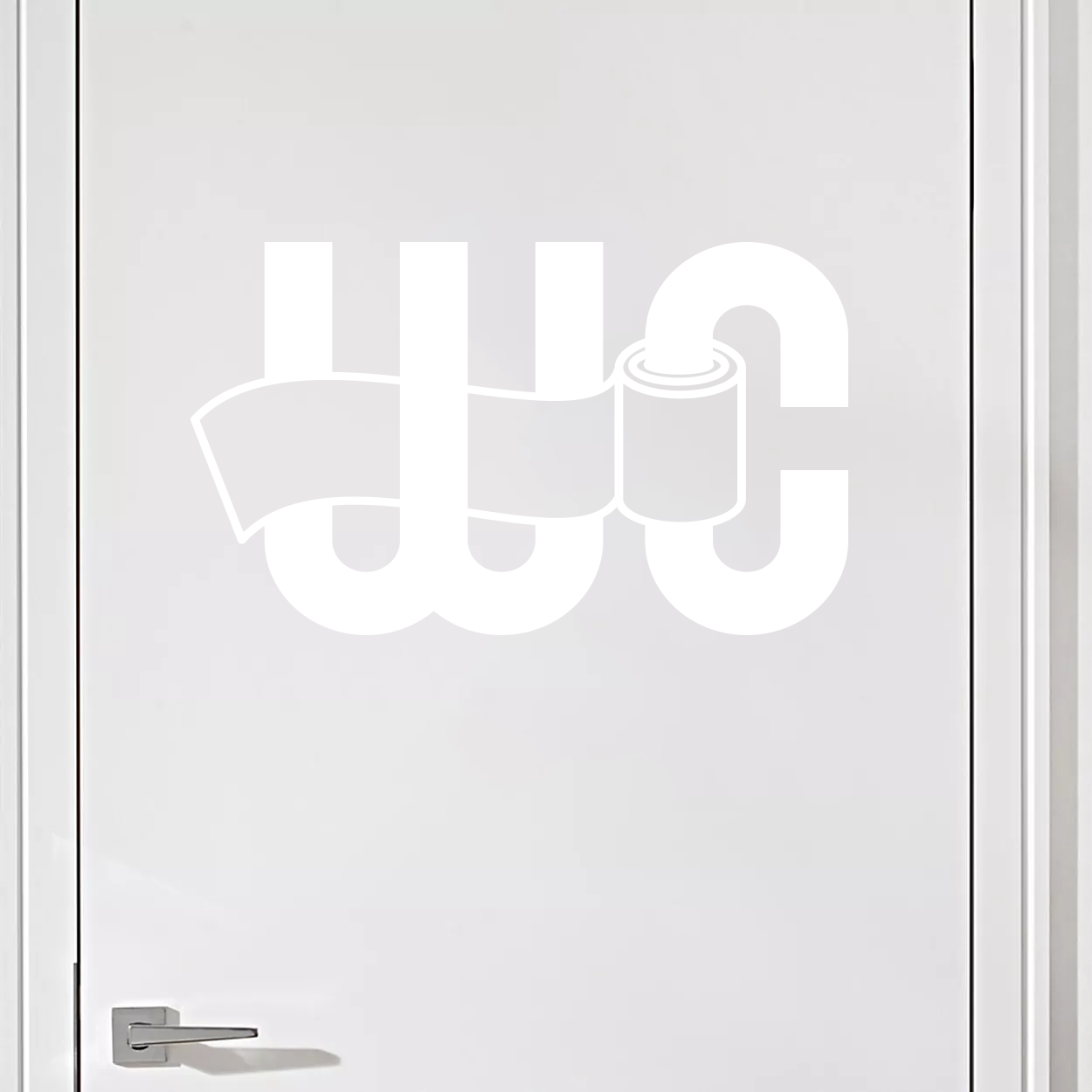 Wallsticker med teksten "WC" hvor der sidder en toiletrulle på C'et