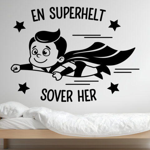 Wallsticker med en superhelt dreng og teksten "En superhelt sover her"