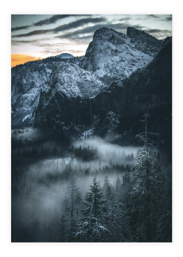 Plakat af tåge nær bjerget