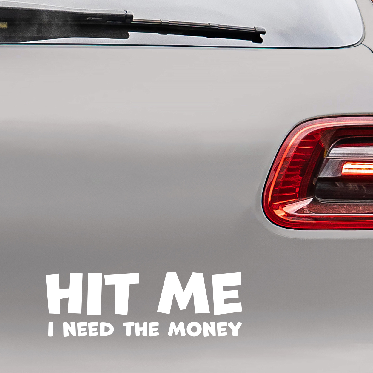 Bilsticker med teksten "Hit me, i need the money"