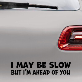 Bil sticker med teksten "I may be slow, but i'm ahead of you"