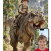 Personlig dinosaur plakat: barn rider på stor dinosaur i frodig urskov