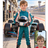 Personlig F1 plakat: barn i teal racerdragt holder hjelm foran en generisk racerbil i pitlanen med ansigtet fremad