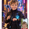 Personlig hemmelig agent plakat: barn med hologram-ur, ørepiece, kikkert og mini-drone i neon-gyde
