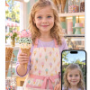 Personlig isbutik plakat: barn bag pastelfarvet disk med farverig isvafler og synligt ansigt