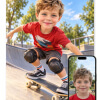 Personlig skater plakat: barn på skateboard i solrig skatepark med stærk ansigtslighed