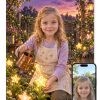 Personlig stjernehave plakat: barn med forklæde vander glødende stjerneblomster under en lilla skumringshimmel med ansigtet fremad